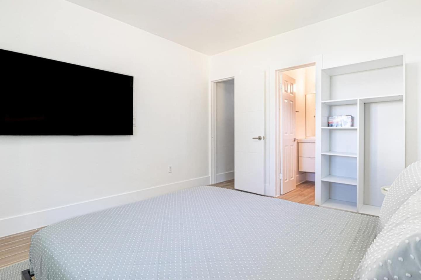Appartamento 1 Bedroom El Portal #7 *